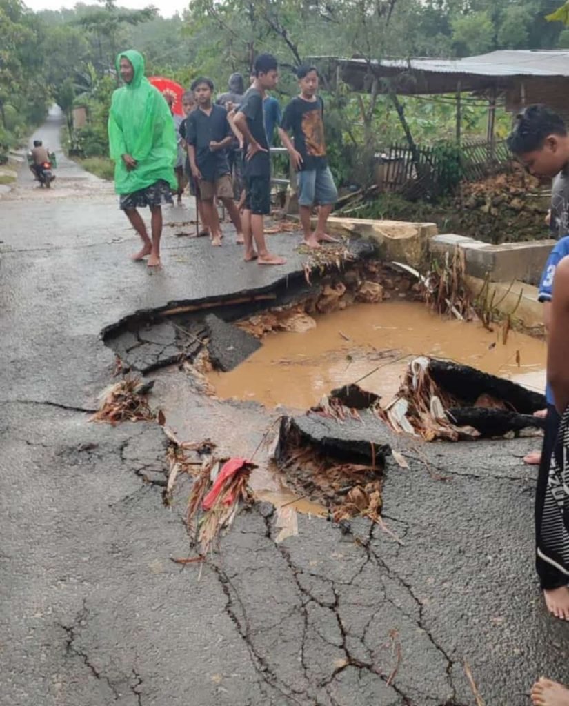 Jembatan Penghubung Sukolilo-Prawoto Amblas