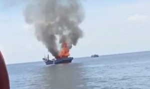 Foto: KM. Mina Pangestu saat terbakar (Sumber: dokumen ABK)