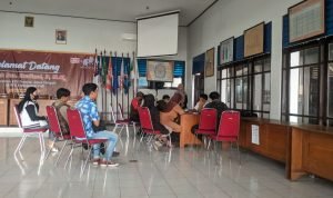 Foto : Ilustrasi layanan informasi pendaftaran PPS di aula KPU Kabupaten Pati (Sumber : pesantenanpati.com/ Anang SY)