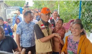 Datangi Korban Banjir di Doropayung, Ganjar Pastikan Pelayanan Logistik dan Kesehatan Aman