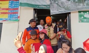 Foto: Ganjar saat melihat kondisi banjir di Desa Doropayung (sumber:vind/pesantenanpati)