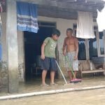 Foto: Warga terdampak banjir Mintobasuki belum berani turunkan ranggon (Sumber: Anwar/Pesantenanpati)