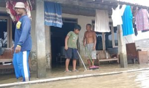 Foto: Warga terdampak banjir Mintobasuki belum berani turunkan ranggon (Sumber: Anwar/Pesantenanpati)