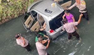 Kecelakaan Tunggal Mobil Tercebur di Kali Pondok Gede, 1 Orang Meninggal Dunia