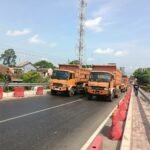 Foto : uji beban jembatan Juwana (Sumber : pesantenanpati.com/Putri Asia)