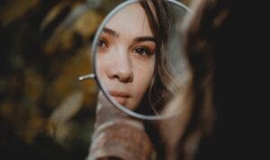 Ketahui Adab dalam Bercermin dan Bacaan Doanya/unsplash