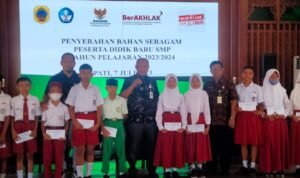 BAZNAS Kabupaten Pati Salurkan Bantuan Seragam Kepada Ratusan Siswa Kurang Mampu