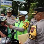 Polresta Pati Bagikan Helm Gratis Pada Pengendara Sepeda Motor