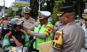 Polresta Pati Bagikan Helm Gratis Pada Pengendara Sepeda Motor