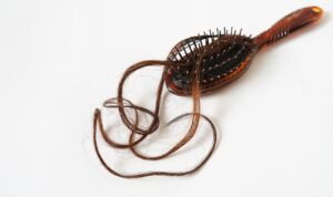 Mitos dan Fakta Mengenai Menyisir Rambut di Malam Hari