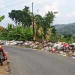 Foto : Kondisi pembuangan sampah sembarang di pinggir jalan turut desa Maitan Kecamatan Tambakromo (Sumber : pesantenanpati.com/ Anang SY)