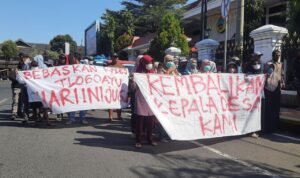 Foto: ratusan warga Desa Tlogoayu Kecamatan Gabus menggelar aksi demo di depan Kantor Bupati Pati/ pesantenanpati.com/ M Kafi