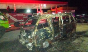 Foto : Mobil carry hangus terbakar di SPBU Bakalan Kecamatan Dukuhseti (Sumber : dokumen Damkar Satpol PP Pati)