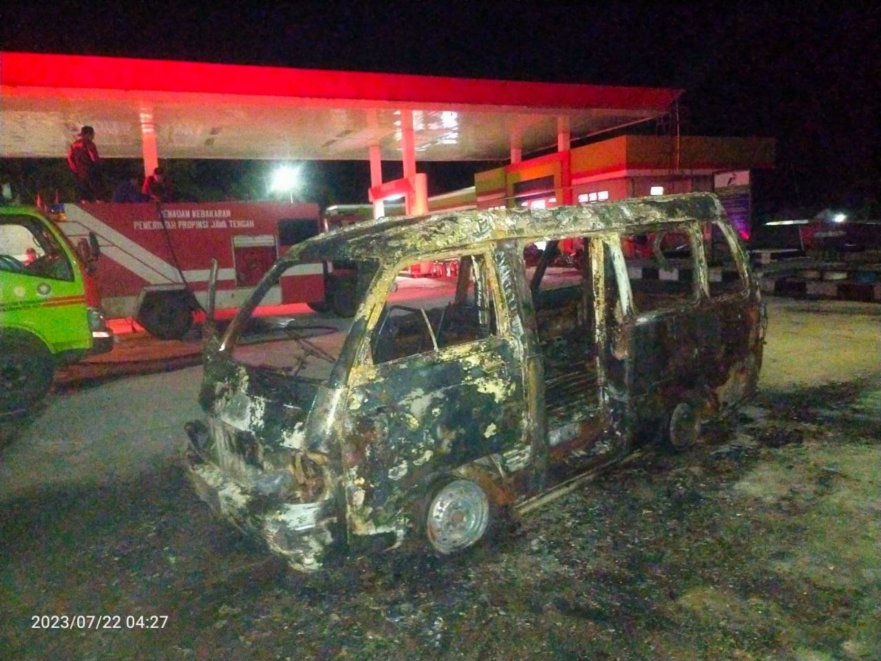 Foto : Mobil carry hangus terbakar di SPBU Bakalan Kecamatan Dukuhseti (Sumber : dokumen Damkar Satpol PP Pati)