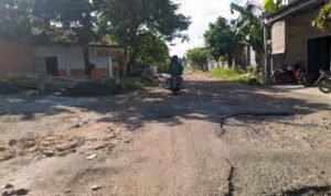 Foto : Ilustrasi jalan rusak di Pati (Sumber : Pesantenanpati.com/ Anang SY)