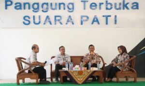 Foto: Sosialisasi Gempur Rokok Ilegal di Halaman Suara Pati FM (Sumber: Pesantenanpati/anwar)