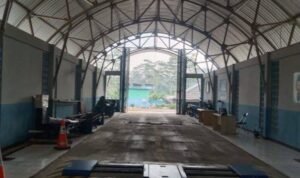 Foto : ilustrasi atap gedung pelayanan uji KIR yang jebol (Sumber : istimewa )