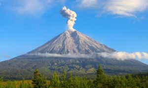 6 Cerita Mistis Misterius tentang Gunung di Indonesia yang Masih Menyimpan Teka-Teki