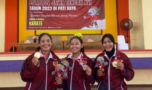 Foto : 3 Atlet Karate Kabupaten Pati pamer medali emas di ajang PORPROV XVI Tahun 2023 (Sumber : Dokumen Media Center PORPROV Kabupaten Pati)