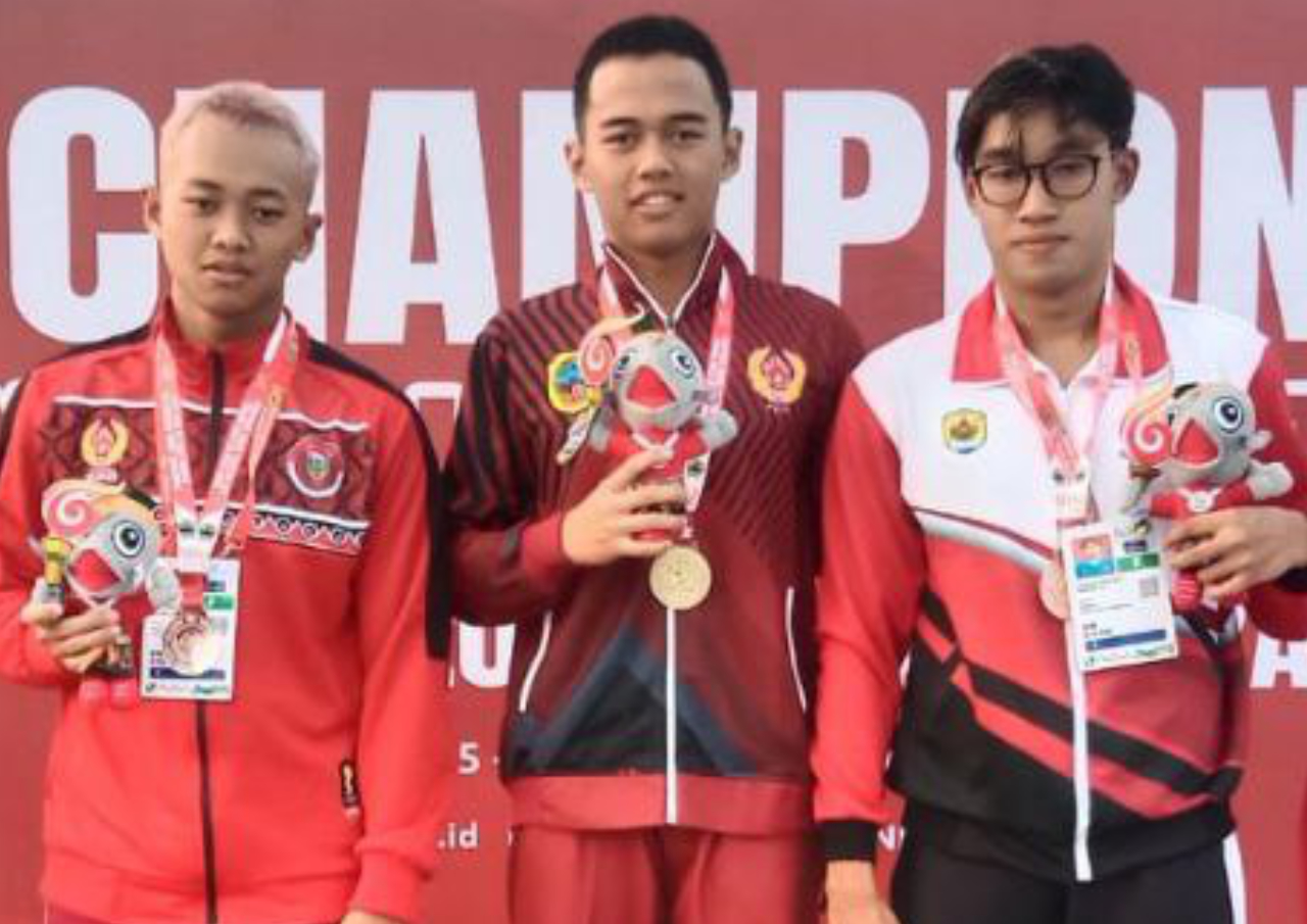 Foto : Atlet Renang Putra Pati, S Malikil Alliim memperoleh medali emas di PORPROV XVI 2023 (Sumber : Pesantenanpati/anang)