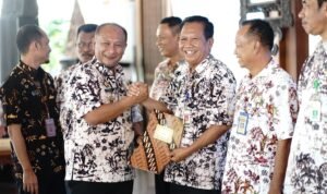 Foto: Penyerahan SK Pensiun (Sumber: patikab)