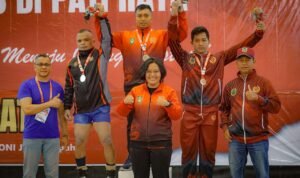Foto : Atlet angkat berat putra Kabupaten Pati, Amin saat menerima medali perunggu dalam kejuaraan PORPROV XVI 2023 Pati Raya (Sumber : pesantenanpati.com/ Anang SY)