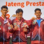 Foto :tim tenis lapangan pamer medali (sumber : pesantenanpati.com/ Anang SY)