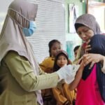 Foto : Saat melakukan imunisasi atau vaksin ke murid disekolah (Sumber : Dok.Pribadi )