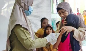 Foto : Saat melakukan imunisasi atau vaksin ke murid disekolah (Sumber : Dok.Pribadi )