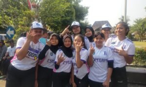 Foto : Peserta regu putra dan putri SMP Negeri 3 Pati saat mengikuti lomba gerak jalan (Sumber : Dok.Pribadi )