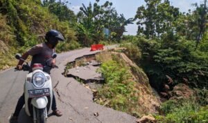 Foto : Kondisi Jalan Pakis-Purwokerto Kabupaten Pati yang mengalami longsor (Sumber : Pesantenanpati.com/ Anang 