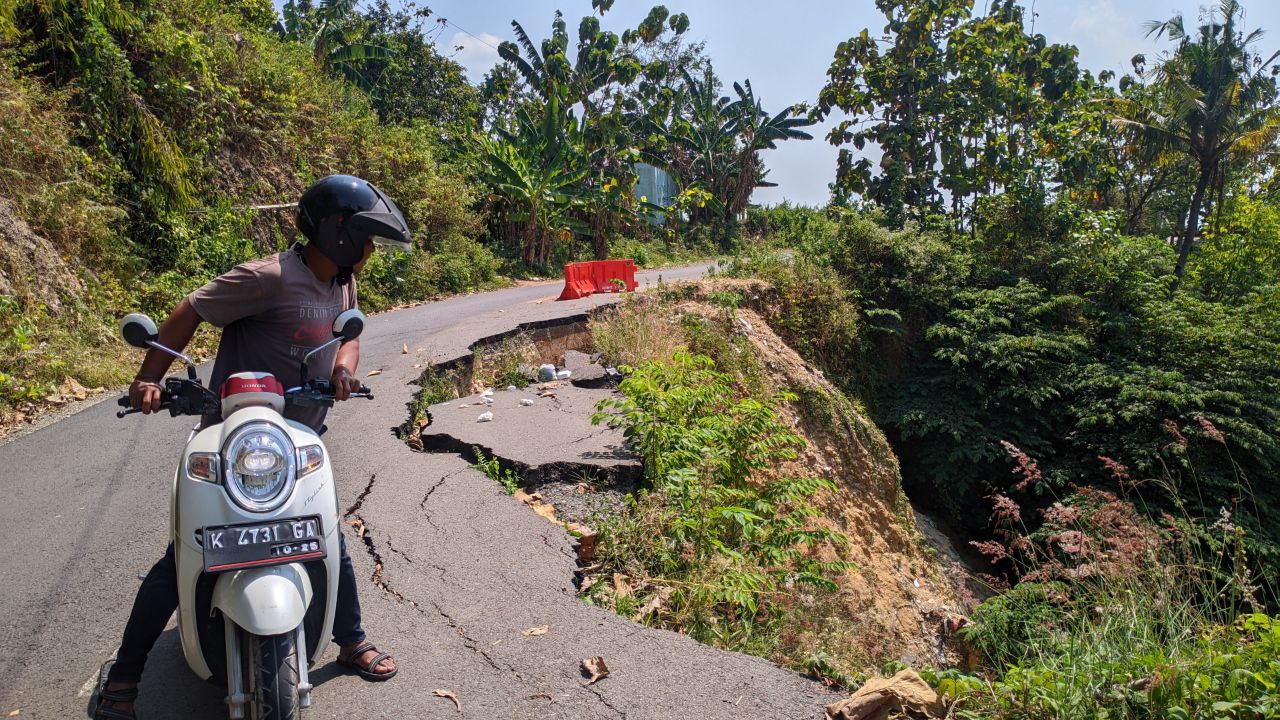 Foto : Kondisi Jalan Pakis-Purwokerto Kabupaten Pati yang mengalami longsor (Sumber : Pesantenanpati.com/ Anang 