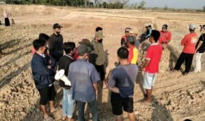 Foto: Demo warga Dukuh Dayu, Desa Tanjungsekar Kecamatan Pucakwangi (Sumber: istimewa)