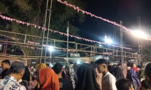 Foto : Suasana mengantri jajanan pasar di Langgen Culture Festival (Sumber : Pesantenanpati/ Putri Asia )