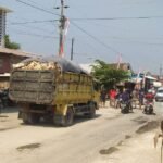 Foto: Warga Sukolilo yang terdiri dari emak-emak menghentikan truk pengangkut material tambang Pegunungan Kendeng (Sumber : pesantenanpati.com)