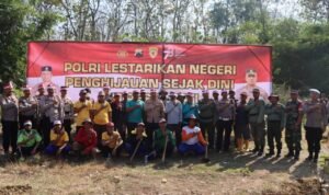 Foto : Polresta Pati lakukan penanaman ratusan pohon di kawasan Perlindungan Setempat (KPS) Perhutani (Sumber : Dokumen Humas Polresta Pati)