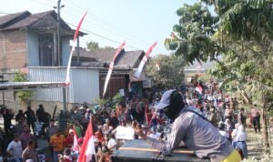 Foto : Aksi Demo Warga Kayen menuntut perbaikan dan penutupan Galian C (Sumber : Istimewa)