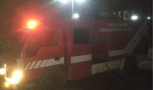 Foto : Kondisi pemadaman dan pendinginan kebakaran Gudang pembuatan kerupuk di Desa Langgenharjo (Sumber : Dok.Damkar Pos Juwana)