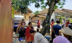 Foto: warga Desa Gebang saat mengambil bantuan air bersih/ pesantenanpati