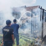Foto : saat pemadaman dan pendinginan dilokasi kebakaran (Sumber : Dok.Damkar Pati)