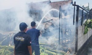 Foto : saat pemadaman dan pendinginan dilokasi kebakaran (Sumber : Dok.Damkar Pati)