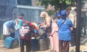 Foto : Ilustrasi penyaluran bantuan air bersih di Desa Maitan Kecamatan Tambakromo (Sumber : pesantenanpati.com/ Asy)