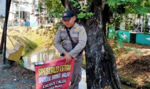 Foto : Penertiban baliho dan reklame oleh Satpol PP Kabupaten Pati (Sumber : pesantenanpati.com/ Dok. Satpol PP)