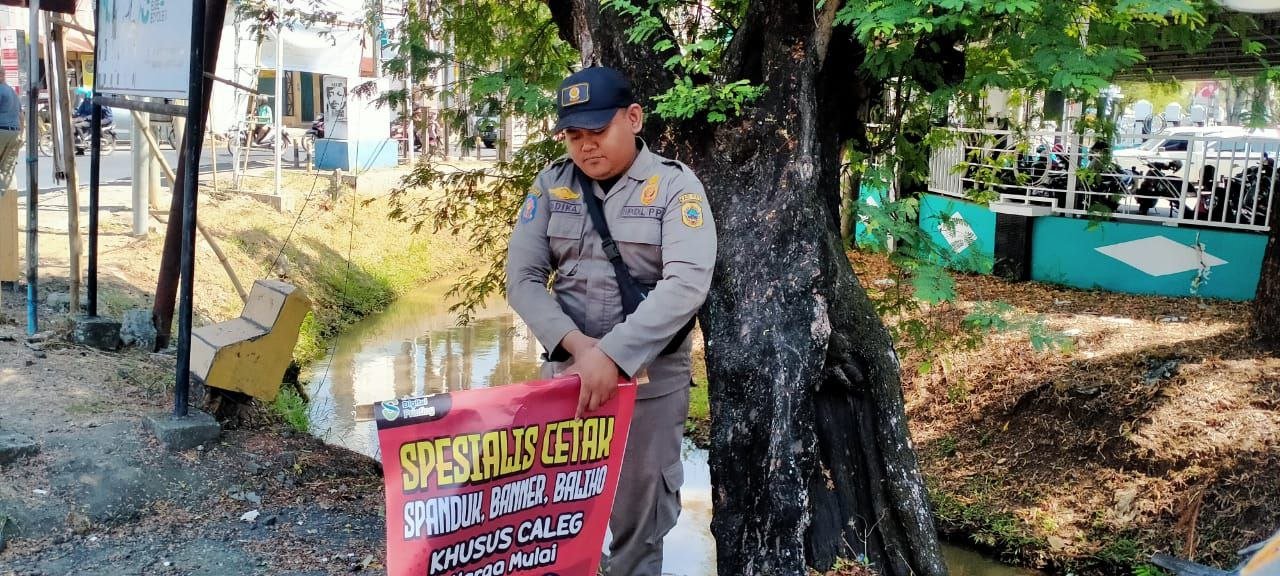 Foto : Penertiban baliho dan reklame oleh Satpol PP Kabupaten Pati (Sumber : pesantenanpati.com/ Dok. Satpol PP)