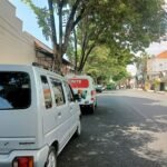 Foto : sejumlah kendaraan yang parkir dijalan searah yang menjadi titik tempat restribusi parkir di Pati (Sumber : pesantenanpati/ Putri Asia)