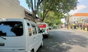 Foto : sejumlah kendaraan yang parkir dijalan searah yang menjadi titik tempat restribusi parkir di Pati (Sumber : pesantenanpati/ Putri Asia)