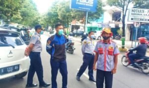 Foto : Penarikan retribusi parkir ke jukir saat shift Siang (Sumber : Dok. Dishub Pati)