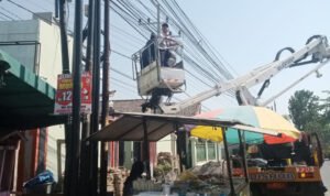 Foto : Mobil operasional Dishub Pati saat memperbaiki penerangan jalan umum diwilayah Pati Tayu (Sumber : Dokumentasi Dishub Pati)