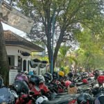 Foto : Jalan umum depan Disdukcapil Pati yang digunakan untuk parkir (Sumber : Pesantenanpati.com / Putri Asia )