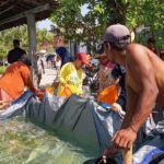 Foto : Warga Desa Mojoluhur Kecamatan Jaken saat menerima bantuan air bersih (Sumber : pesantenanpati.com/ Asy)